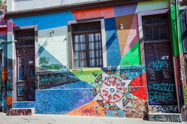 Valparaiso, Şili - 08 Mart 2020: Parlak Boyalı Çok Renkli Binalar