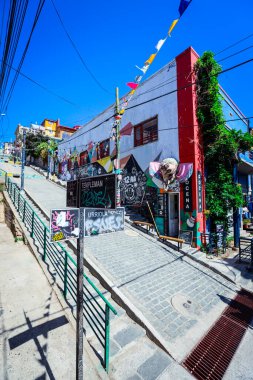 Valparaiso, Şili - 08 Mart 2020: Çok Renkli Binalara Günlük Yaşam Görünümü