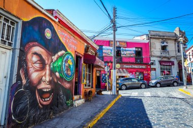 Valparaiso, Şili - 08 Mart 2020: Çok Renkli Binalara Günlük Yaşam Görünümü