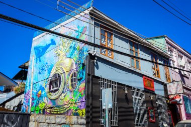 Valparaiso, Şili - 08 Mart 2020: Çok Renkli Binalara Günlük Yaşam Görünümü