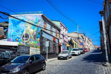 Valparaiso, Şili - 08 Mart 2020: Çok Renkli Binalara Günlük Yaşam Görünümü
