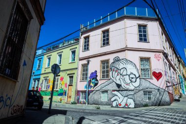 Valparaiso, Şili - 08 Mart 2020: Çok Renkli Binalara Günlük Yaşam Görünümü