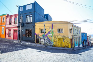 Valparaiso, Şili - 08 Mart 2020: Çok Renkli Binalara Günlük Yaşam Görünümü