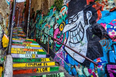 Valparaiso, Şili - 4 Mart 2020: Colofrul ve Şehir Merkezindeki Parlak Boyalı Merdivenler