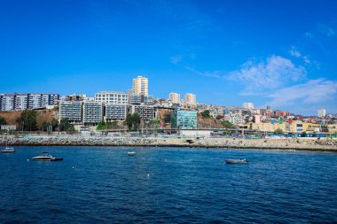 Palmiye, Kum ve Rahatlatıcı İnsanlar, Valparaiso, Şili 'ye Saklı Göl Görünümü