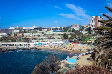 Palmiye, Kum ve Rahatlatıcı İnsanlar, Valparaiso, Şili 'ye Saklı Göl Görünümü