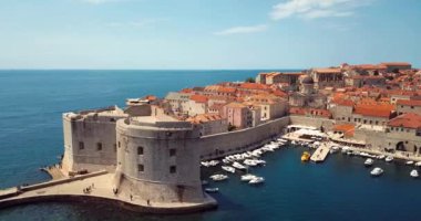 Hırvatistan 'ın Dubrovnik kentindeki 4K Hava Görüntüsü Eski Şehir Kalesi ve Kırmızı Çatı