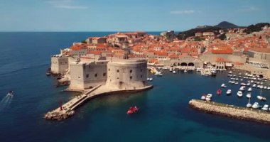Hırvatistan 'ın Dubrovnik kentindeki 4K Hava Görüntüsü Eski Şehir Kalesi ve Kırmızı Çatı