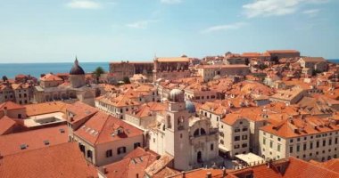 Hırvatistan 'ın Dubrovnik kentindeki 4K Hava Görüntüsü Eski Şehir Kalesi ve Kırmızı Çatı