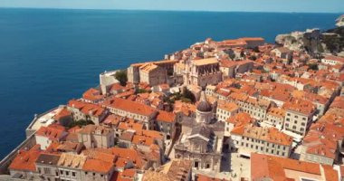 Hırvatistan 'ın Dubrovnik kentindeki 4K Hava Görüntüsü Eski Şehir Kalesi ve Kırmızı Çatı