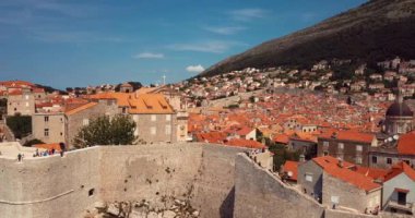 Hırvatistan 'ın Dubrovnik kentindeki 4K Hava Görüntüsü Eski Şehir Kalesi ve Kırmızı Çatı