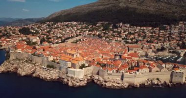 Hırvatistan 'ın Dubrovnik kentindeki 4K Hava Görüntüsü Eski Şehir Kalesi ve Kırmızı Çatı