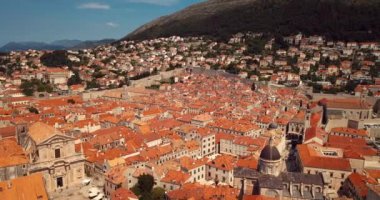 Hırvatistan 'ın Dubrovnik kentindeki 4K Hava Görüntüsü Eski Şehir Kalesi ve Kırmızı Çatı