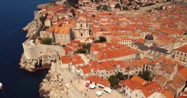 Hırvatistan 'ın Dubrovnik kentindeki 4K Hava Görüntüsü Eski Şehir Kalesi ve Kırmızı Çatı