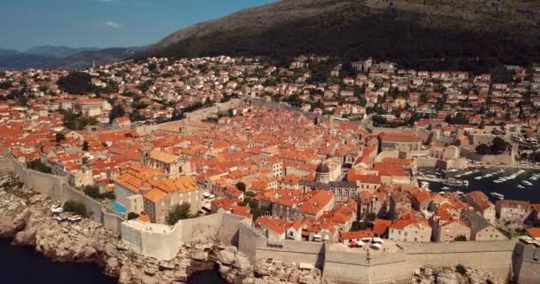 Beelden Vanuit Lucht Naar Oude Binnenstad Vestingwerken Rode Daken Dubrovnik — Stockvideo