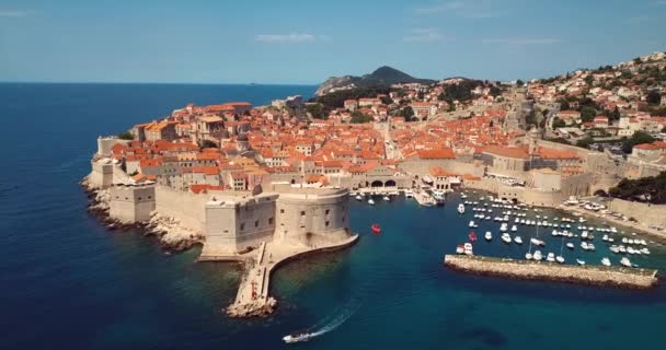Beelden Vanuit Lucht Naar Oude Binnenstad Vestingwerken Rode Daken Dubrovnik — Stockvideo