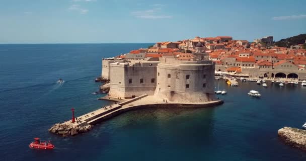 Beelden Vanuit Lucht Naar Oude Binnenstad Vestingwerken Rode Daken Dubrovnik — Stockvideo