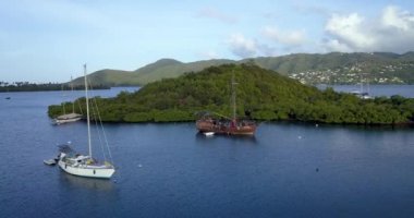 4K Hava Görüntüsü 'nden Martinique Marina Körfezi' ne. Karayip Adaları 'ndaki Temiz Mavi Su' da Eski Korsan Teknesi.