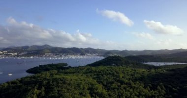 4K Hava Görüntüsü 'nden Martinique Marina Körfezi' ne. Karayip Adaları 'ndaki Temiz Mavi Su' da Eski Korsan Teknesi.