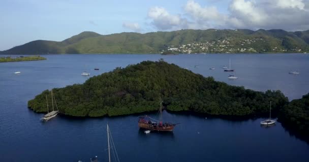 Filmagem Vista Aérea Para Martinica Marina Bay Com Velho Barco — Vídeo de Stock