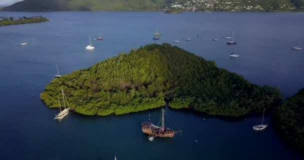 澄んだ青い海の古い海賊船とマルティニーク マリーナ ベイへの空中ビューの4K映像 カリブ海諸島 — ストック動画