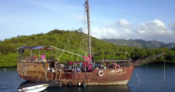 加勒比岛屿清澈蓝水中的马提尼克岛码头与老海盗船的空中景观4K图像 — 图库视频影像