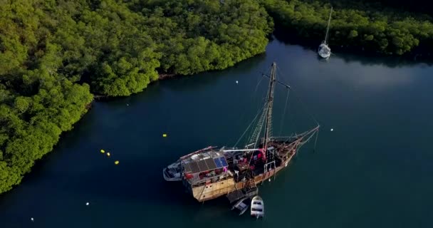 Bilder Antennen Till Martinique Marina Bay Med Den Gamla Piratbåten — Stockvideo