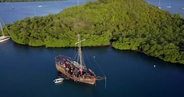 4K záběry z leteckého pohledu na Martinik Marina Bay se starou pirátskou lodí v čisté modré vodě, Karibské ostrovy