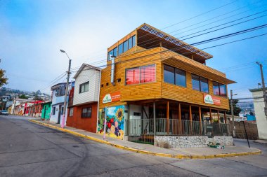 Valparaiso, Şili - 04 Mart 2020: Merdivenler ve Duvarlarda Renkli ve Parlak Boya