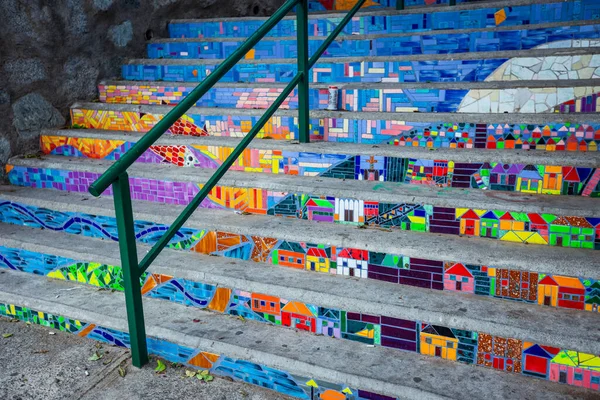 Valparaiso, Şili - 04 Mart 2020: Tepelerdeki Güzel ve Renkli Merdivenler 