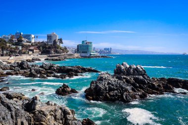Vina Del Mar, Şili - 09 Mart 2020: Güzel Pasifik Okyanusu Sahil Hattı üzerindeki Lüks Oteller ve Resortlar