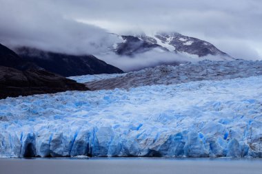 Cordillera del Paine, Şili yakınlarındaki Güney Patagonya Buz Sahası 'na yakın olan Gri Buzul' a yaklaş.