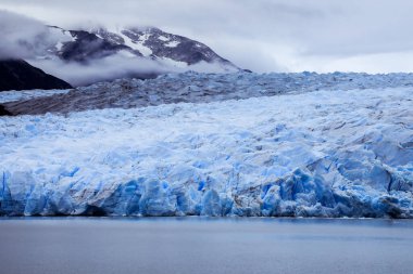 Cordillera del Paine, Şili yakınlarındaki Güney Patagonya Buz Sahası 'na yakın olan Gri Buzul' a yaklaş.