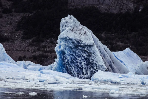 チリの南パタゴニア氷原の灰色氷河の近くの灰色の湖の氷の部分 — ストック写真
