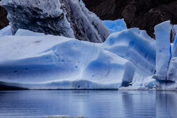 智利南巴塔哥尼亚冰原灰冰川附近灰湖中的冰片 — 图库照片