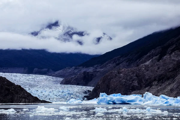 チリの南パタゴニア氷原の灰色氷河の近くの灰色の湖の氷の部分 — ストック写真