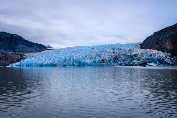 チリのグレイ氷河の上でクリアとブルーアイスを溶かす — ストック写真