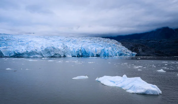 チリの南パタゴニア氷原の灰色氷河の近くの灰色の湖の氷の部分 — ストック写真