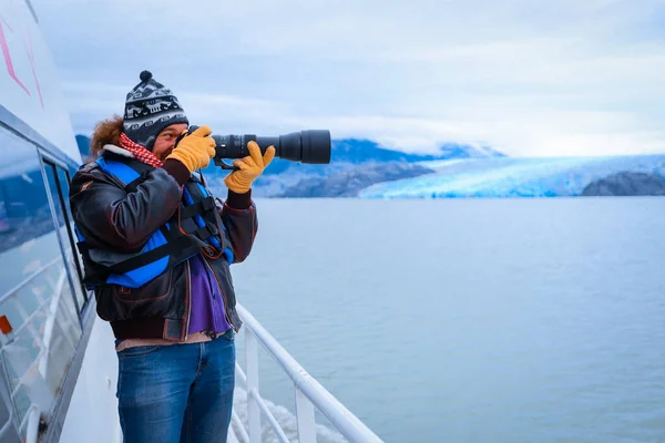 Glaciar Gray Chile Marzo 2020 Hombre Turista Con Cámara Fotográfica — Foto de Stock