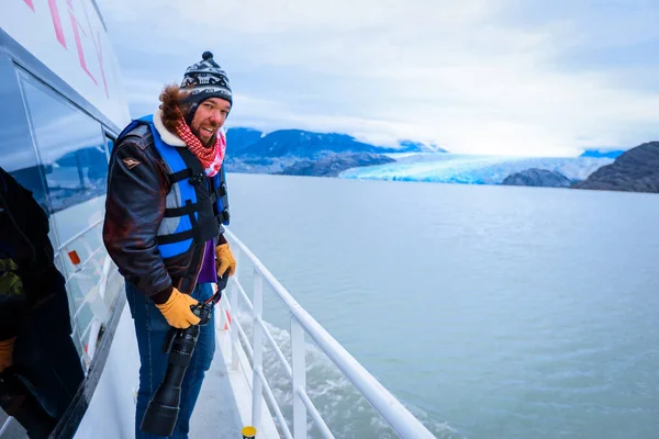 智利格蕾冰川 2020年3月9日 持摄影相机的人类游客乘船前往格蕾冰川 — 图库照片