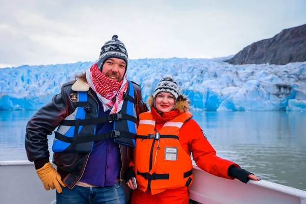 2018 Happy Couple Touristic Boat Glacier Gray — 스톡 사진