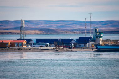 Porvenir, Şili - 11 Mart 2020: Feribot yakınlarındaki Beyaz Bina Terra Del Fuego