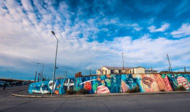 Porvenir, Şili - 11 Mart 2020: Feribot yakınlarındaki Beyaz Bina Terra Del Fuego