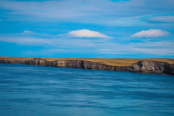 チリのティエラ フエゴ Tierra Del Fuego へのフェリーの青い水を眺めながら息をのむ — ストック写真