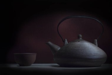 Çin seramik çaydanlık ve Çin Kupası ile natürmort.