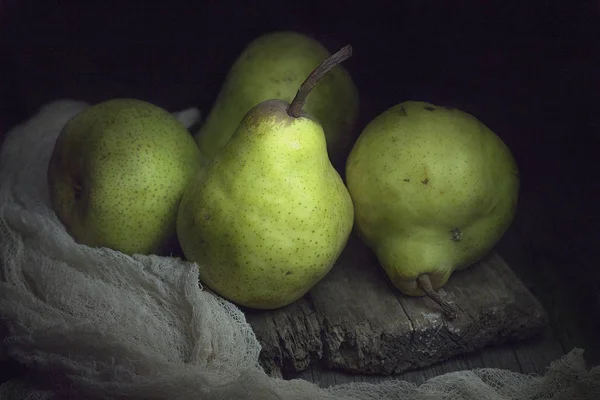 Still life with pears on a wooden background. — Stock Photo, Image