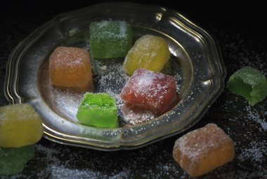 Marmelat gümüş bir tepside ile natürmort.