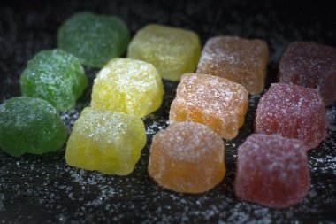 Marmelat gümüş bir tepside ile natürmort.