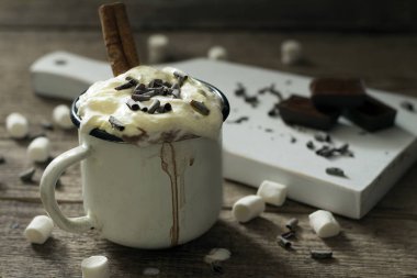 Bir fincan sıcak çikolata ve bisküvi ile natürmort.