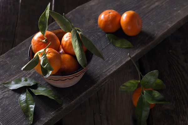 Mandarinen Liegen Einer Keramikvase Und Auf Einem Holztisch — Stockfoto